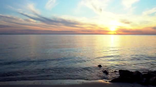 落日在海上的时间.云彩加速移动,夕阳西下.波浪和沙子。冷静点美丽的风景 — 图库视频影像