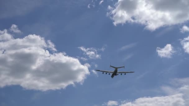 Kyiv, Ukrayna - 4 Haziran 2021: Antonov AN-225 Mriya uçağı, dünyanın en büyük uçağı. UR-82060 gökyüzünde uçan en büyük uçak.. — Stok video