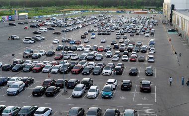 Ukrayna, Kyiv - 20 Haziran 2021: Lavina alışveriş merkezinin yakınındaki park arabaları. Otoparkta bir sürü araba var, manzarası çok güzel.