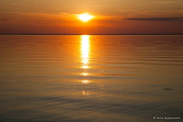 Ηρέμησε Στην Ακτή Ουρανός Βράδυ Νερό Ηλιοφάνεια Στην Ακτή Χρυσή — Φωτογραφία Αρχείου