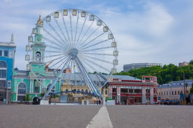 Şehirde dönme dolap var. Meydandaki eğlence parkı. Eski kasaba, Kiev Caddesi, Ukrayna.