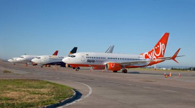 Ukrayna, Kiev - 13 Ağustos 2020: Havaalanına yolcu uçakları. SkyUp Havayolları UR-SQD uçağı. Mavi gökyüzü. Seyahat arkaplanı