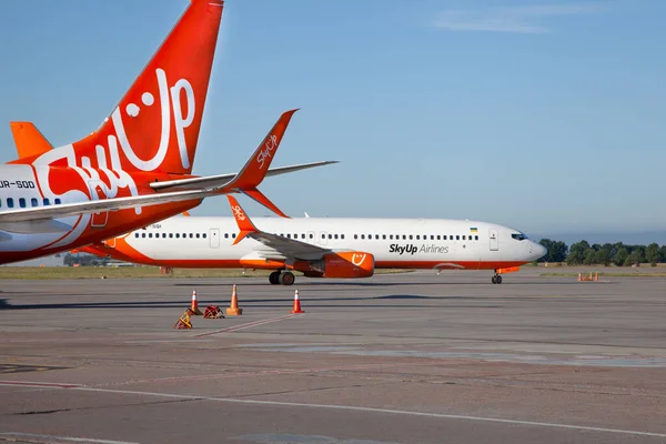 Ukrayna, Kiev - 13 Ağustos 2020: Havaalanına yolcu uçakları. SkyUp Havayolları UR-SQD uçağı. Mavi gökyüzü. Seyahat arkaplanı