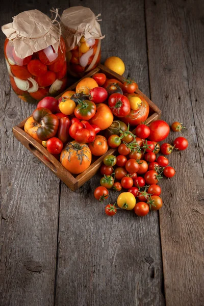 Letni Zbiór Pomidory Różny Odmiana Kolor Drewniany Stół Górny Widok — Zdjęcie stockowe