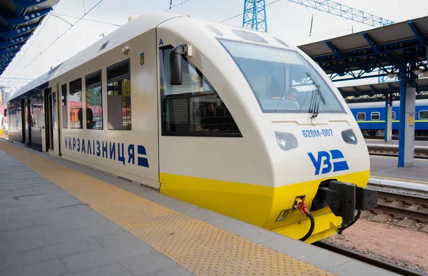 Ukrayna, Kyiv - 10 Ekim 2020: İstasyonda Ukrzaliznytsia treni. Boryspil havaalanına giden hızlı tren vagonu. Tren istasyonunda. Ukrayna treni.