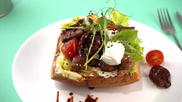 Tostadas Ternera Kebab Tomates Mozzarella Lechuga Microverde Queso Crema Pan — Vídeos de Stock