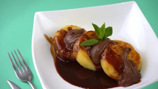 Porzione Torte Formaggio Piatto Bianco Con Salsa Cioccolato Condimento Frittelle — Video Stock