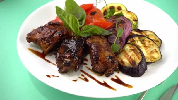 Fleisch Und Gemüse Vom Grill Zucchini Paprika Rote Zwiebeln Und — Stockvideo