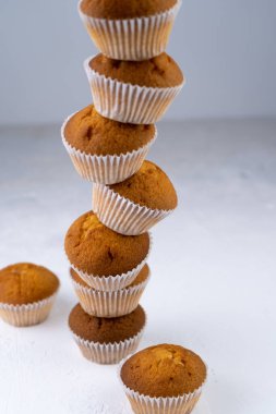 Bisküvi kekleri yakın plan. Tatlı hamur işleri. Parti ikramı. Beyaz masadaki tatlı, ev yapımı kekler. Porsiyonlu kekler. Basit kek..