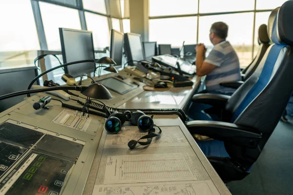 Ukrayna, Kyiv - 10 Ekim 2020: hava trafik kontrolörü işyeri. Kuledeki havaalanına iniş ve kalkış müdürünün çalışma alanı. Monitörler, sandalye, bilgisayar. Hava Kontrol Merkezi