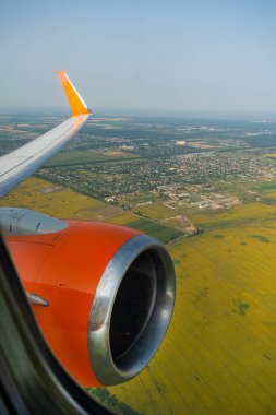 Uçak penceresinden kara manzarası. Tarlalar, yollar, kuş bakışı nehirler. Lomboz. Uçan bir uçağın penceresinden dışarı bak. Zeminin en üst görüntüsü