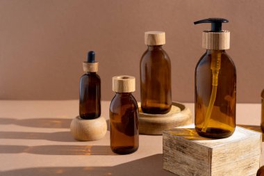 Kozmetik için çevre dostu şişeler. Cam şişe, tahta kapaklı, şeker kutusu ve pipetli. Güzellik ve cilt bakımı. Marka ambalajı, mesaj için yer. Vücut ürünleri için bir şişe. Minimalizm kavramı.