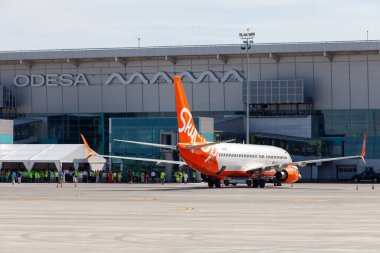 Ukrayna, Odessa - 16 Temmuz 2021: Yolcu uçağı Boeing 737-8Z0 SkyUp Airlines - UR-SQG Odessa havaalanında. Seyahat ve uçuşlar.