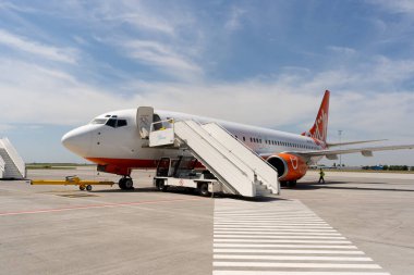 Ukrayna, Odessa - 16 Temmuz 2021: Yolcu uçağı Boeing 737-8Z0 SkyUp Airlines - UR-SQG Odessa havaalanında. Seyahat ve uçuşlar.