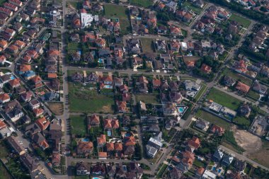 Konut alanı, çatılar, insansız hava aracı manzarası. Köydeki kulübeler. Uçak penceresinden kara manzarası. - Evet. Uçan bir uçağın penceresinden dışarı bak. Zeminin en üst görüntüsü.