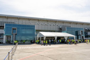 Ukrayna, Odessa - 16 Temmuz 2021: Yeni Odesa havaalanı terminali YMB. Seyahat ve uçuşlar. Basın insanları.