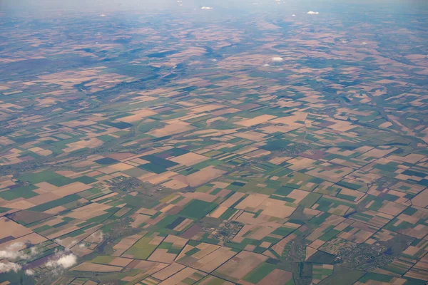 Landutsikt Genom Flygplansfönstret Fält Vägar Floder Från Fågelperspektiv Porthål Titta — Stockfoto