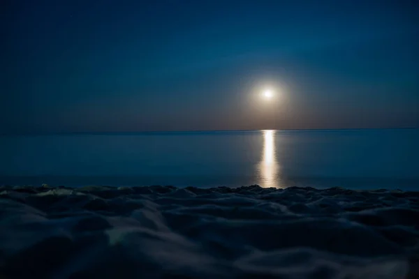 Φεγγαρόφωτο Μονοπάτι Στη Νυχτερινή Θάλασσα Θερινή Ακτή Όμορφο Τοπίο Πανσέληνος — Φωτογραφία Αρχείου