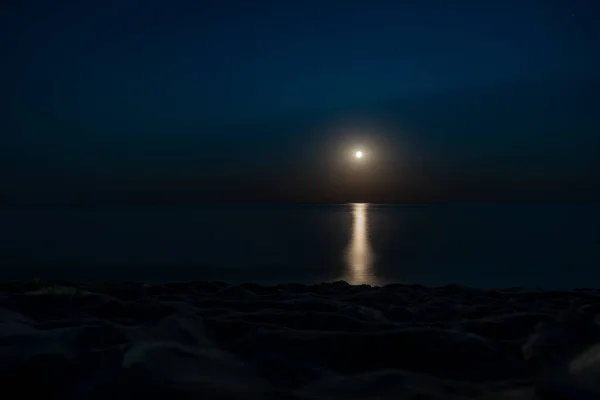 Měsíc Osvětlená Stezka Nočním Moři Letní Pobřeží Nádherná Krajina Úplněk — Stock fotografie