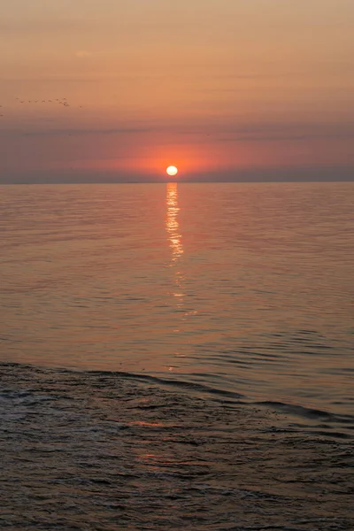 Ηλιοβασίλεμα Στη Θάλασσα Βραδινός Ήλιος Και Μονοπάτι Όμορφος Ουρανός Και — Φωτογραφία Αρχείου
