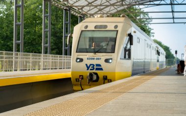 Ukrayna, Kyiv - 3 Ağustos 2021: İstasyonda elektrik treni. Boryspil havaalanına giden hızlı tren vagonu. Tren istasyonunda. Ukrayna treni. Ukrayna Demiryolu Taşımacılığı 