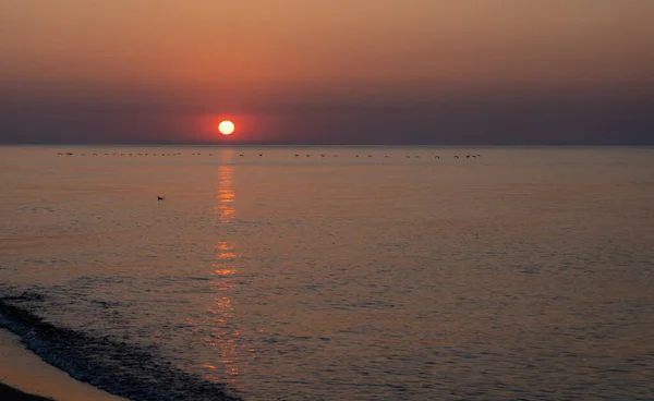 Ηλιοβασίλεμα Στη Θάλασσα Βραδινός Ήλιος Και Μονοπάτι Όμορφος Ουρανός Τοπίο — Φωτογραφία Αρχείου