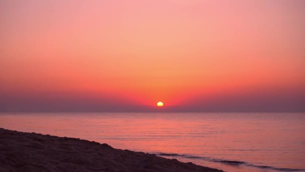 Pôr do sol no mar. Sol e caminho nocturnos. Belo céu e nuvens. Paisagem na costa. Ocean shore. Dawn... Natureza. Ondas e surf. Relaxamento e calma — Vídeo de Stock