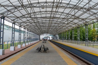 Ukrayna, Kyiv - 3 Ağustos 2021: Boryspil havaalanındaki boş Ukrzaliznytsia istasyonu. Tren istasyonunda. Ukrayna seyahati. İnsanlar olmadan