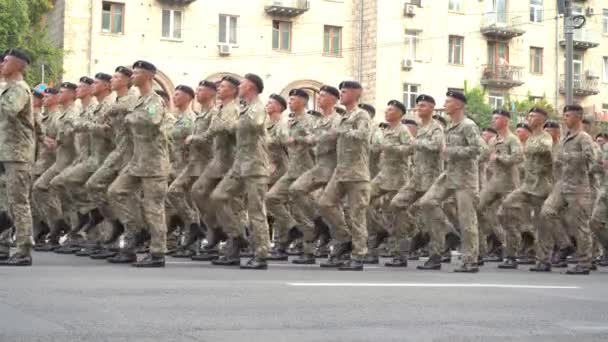 Ucrânia, Kiev - 18 de agosto de 2021: Marcha militar ucraniana no desfile. Infantaria do Exército. Homens na rua. Uniforme militar. Passo de combate. Infantaria e aterragem — Vídeo de Stock