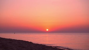 Denizde gün batımı. Akşam güneşi ve patika. Güzel gökyüzü ve bulutlar. Sahildeki manzara. Okyanus kıyısında. Şafak Doğa. Dalgalar ve sörf. Rahatlama ve sakinlik