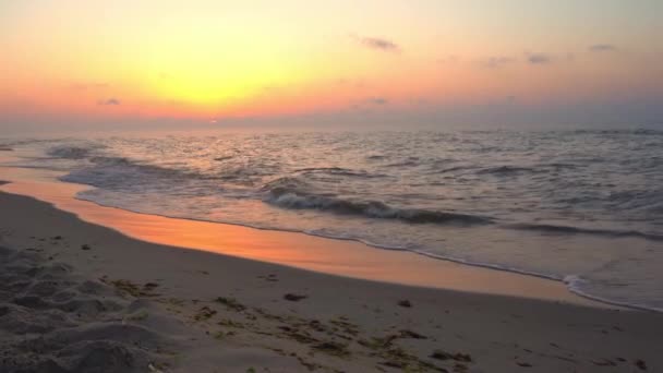 Pôr do sol no mar. Sol e caminho nocturnos. Belo céu e nuvens. Paisagem na costa. Ocean shore. Dawn... Natureza. Ondas e surf. Relaxamento e calma. A paisagem marinha. Onda de água na praia de areia — Vídeo de Stock