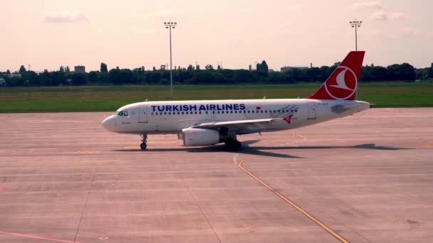 Ukrayna, Odessa - 3 Ağustos 2021: Odesa havaalanında kalkışı beklemektedir. Airbus A319-132 TURKISH Hava Yolları TC-JLY uçağı pencerenin dışında. Kalkışa hazırlanıyorum. Uç bakalım. Seyahat. — Stok video