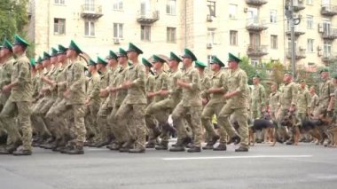 Ukrayna, Kyiv - 18 Ağustos 2021: Ukrayna ordusu. Kurtarıcılardan oluşan bir müfreze var. Kurtarıcılar. Askeri sistem geçit töreninde yürüyor. Kalabalığın yürüyüşü. Ordu askerleri. Bir subay üniforması.