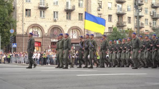 乌克兰 2021年8月18日 乌克兰军队 有一支救援队 救援人员 军事系统正在阅兵式中行进 人群中的三月 陆军士兵 一个军官制服 — 图库视频影像