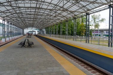 Ukrayna, Kyiv - 3 Ağustos 2021: Boryspil havaalanındaki boş Ukrzaliznytsia istasyonu. Tren istasyonunda. Ukrayna seyahati. İnsanlar olmadan Ukrayna Treni Treni ve treni bekleyecek yer.