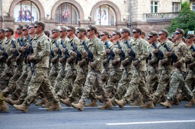 Ukrayna, Kyiv - 18 Ağustos 2021: hava kuvvetleri. Ukrayna ordusu. Kurtarıcılardan oluşan bir müfreze var. Kurtarıcılar. Askeri sistem geçit töreninde yürüyor. Kalabalığın yürüyüşü. Ordu askerleri..