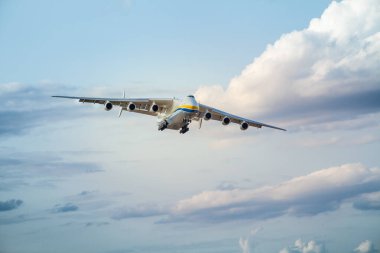 Ukrayna, Kyiv - 18 Ağustos 2021: Antonov 225 AN-225 Mriya uçağı, havaalanından havalanan dünyanın en büyük uçağı. UR-82060 en büyük uçak gökyüzünde uçuyor. Bulutlu bir gün.