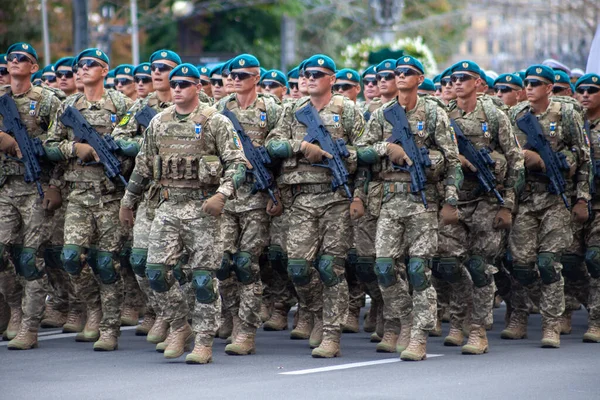 우크라 Kyiv Airborne Forces 우크라 이나군 대원들이 데모여 있습니다 군대가 — 스톡 사진