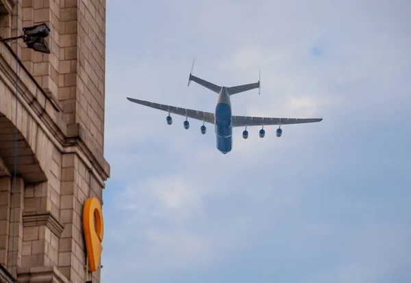 ウクライナ キエフ 2021年8月18日 世界最大の飛行機アントノフ225 225ミリヤは 空港から離陸します 82060空を飛ぶ最大の航空機 曇りの日 — ストック写真