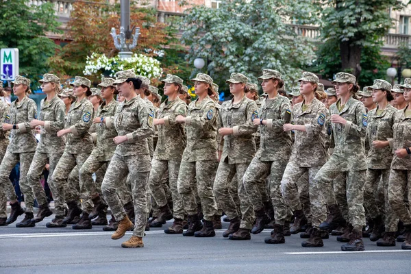 Ukraina Kijów Sierpnia 2021 Wojskowe Kobiety Dziewczęta Mundurach Ukraiński Marsz — Zdjęcie stockowe
