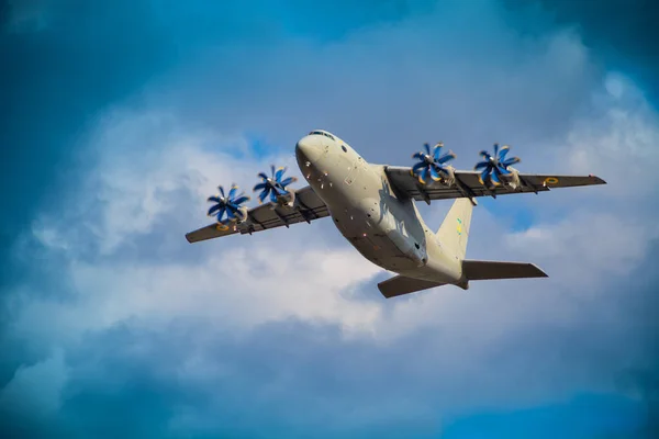ウクライナ キエフ 2021年8月18日 アントノフAn 70軍用貨物機 ウクライナの大型4機のプロペラ機が空を飛ぶ 中距離輸送機 — ストック写真