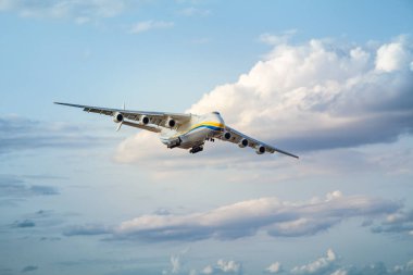 Ukrayna, Kyiv - 18 Ağustos 2021: Antonov 225 AN-225 Mriya uçağı, havaalanından havalanan dünyanın en büyük uçağı. UR-82060 en büyük uçak gökyüzünde uçuyor. Bulutlu bir gün.