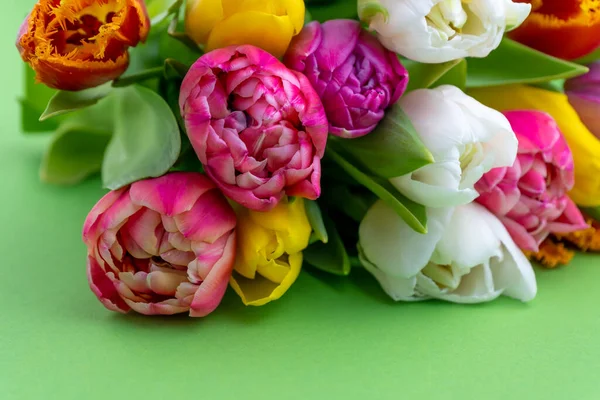 Ramo Sobre Fondo Verde Mezcla Flores Tulipanes Primavera Regalo Rojo — Foto de Stock