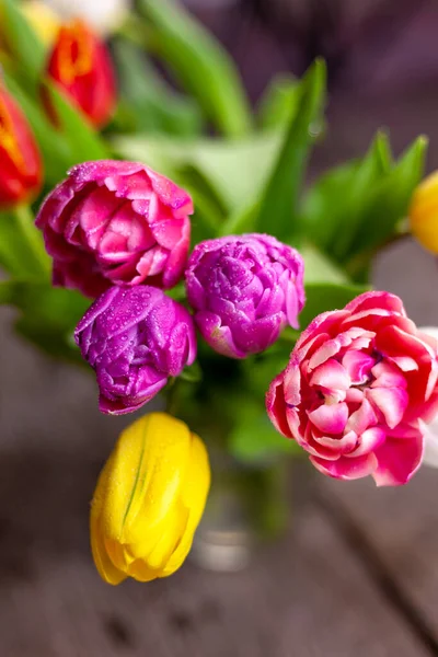 Vase Mit Bunten Tulpensträußen Auf Einem Holztisch Tulpe Mit Tautropfen — Stockfoto