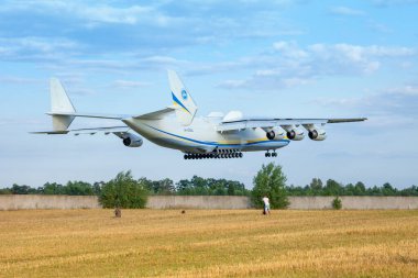 Ukrayna, Kyiv - 18 Ağustos 2021: Antonov 225 AN-225 Mriya uçağı, havaalanından havalanan dünyanın en büyük uçağı. UR-82060 en büyük uçak gökyüzünde uçuyor. Bulutlu bir gün.
