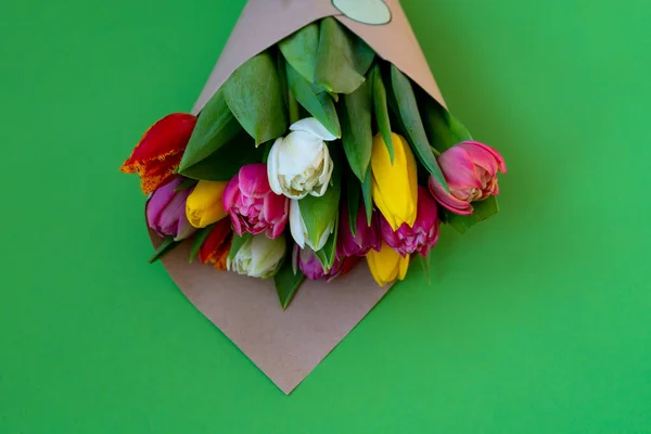 Kolorowe Tulipany Owinięte Papierem Rzemieślniczym Miejsce Sms Bukiet Tulipanów Dostawa — Zdjęcie stockowe