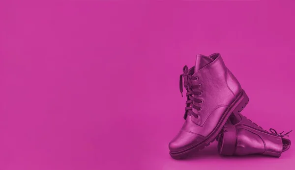 ピンクの背景にピンクの靴 革の靴のバナー スタイリッシュなブーツ ブーツだ 冬と春のオフシーズンのブーツ スタイリッシュなブーツは隔離された 接近中だ レース トラクターソール カジュアルスタイル — ストック写真
