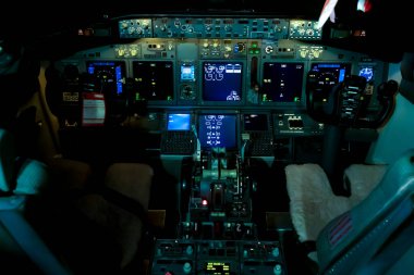 Ukrayna, Kyiv - 29 Aralık 2020: Uçak kokpit uçağı - UR-SQE. Boeing 737-75C. Uçak enstrüman paneli. Pilot koltuğu. Gece.