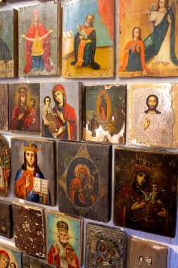 Bir sürü eski ikon. Ortodoks ikonu. Azizlerin görüntüsü. Bakire Meryem ve diğerleri. Resim, ahşap üzerine çizim. Eski ve eski. Kilise gereçleri. Iconostasis. Ukrayna, Kiev - 18 Eylül 2021