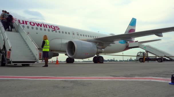 Passeggeri Stanno Viaggiando Arrivo Aeroporto Volo Aereo Eurowings Molte Persone — Video Stock